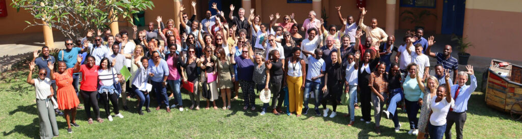 Plus de 100 professionnels qualifiés et spécialement formés (enseignants, personnel administratif, de santé, de service et de direction) travaillent au sein de l’école, au service des élèves et de leur réussite.