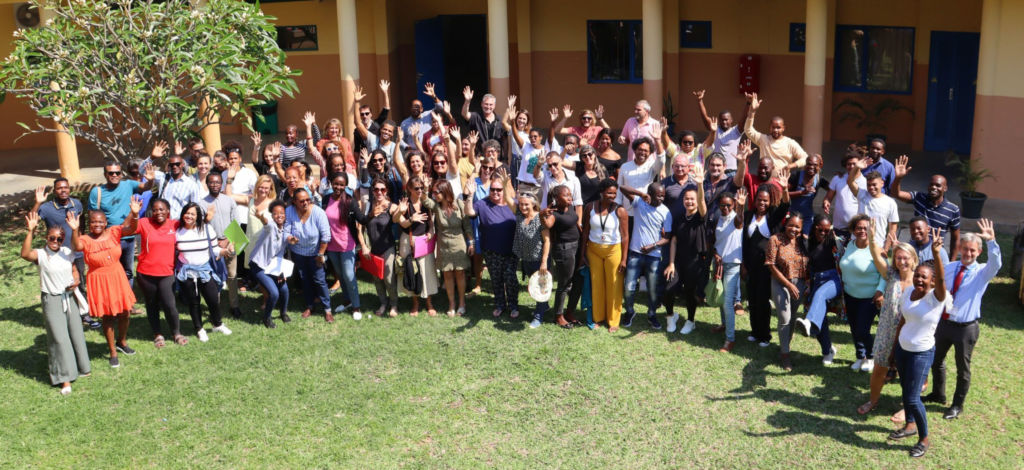 Plus de 100 professionnels qualifiés et spécialement formés (enseignants, personnel administratif, de santé, de service et de direction) travaillent au sein de l’école, au service des élèves et de leur réussite.